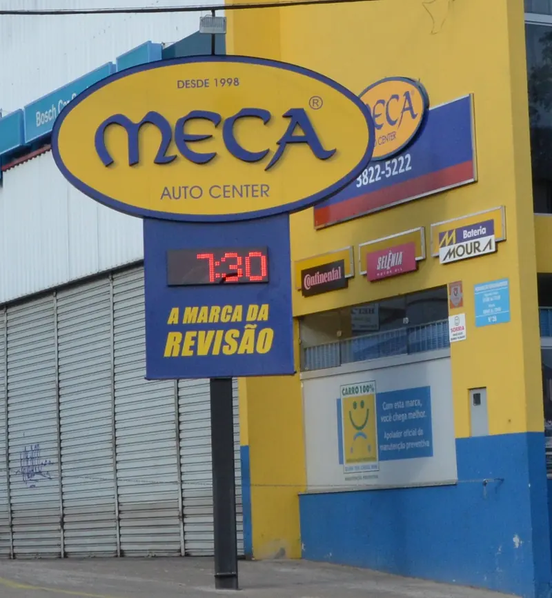Totem da Meca Auto Center com a logo, Desde 1998 e A marca da revisão